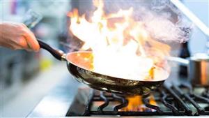 هؤلاء أكثر عرضة للوفاة.. ماذا تفعل إذا اشتعلت النيران في الطعام أثناء طهيه؟ 