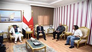 بعد نشر "مصراوي" لقصتهم.. محافظ بورسعيد يستقبل الأسرة البلغارية - صور