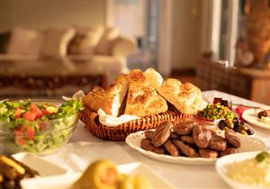 على قد الإيد- طريقة عمل وجبة إفطار بـ100 جنيه لـ4 أفراد في رمضان