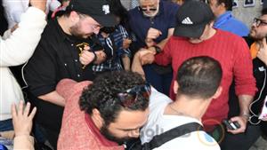 بالصور| على عكاز ومرتدية "الكمامة".. إسعاد يونس تدلي بصوتها بانتخابات النقابة