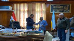 القانون الجديد.. تسليم 5 رخص محال لمواطنين بالإسكندرية- صور 