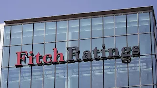 فيتش: ارتفاع أسعار النفط يبطئ من خفض مصر للفائدة ويرفع التضخم