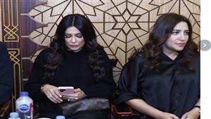 وصول إنجي المقدم عزاء والدة رشا مهدي (صور)