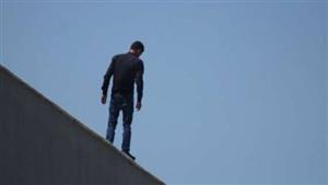 شاب يهدد بالقفز من الطابق الخامس في فيصل.. وتحرك عاجل من الشرطة