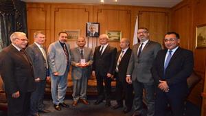 أول عربي يتوّج بها.. روسيا تمنح المترجم أنور إبراهيم ميدالية دوستويفسكي 