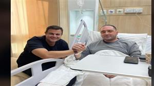 خطيبته بتسهر على راحته.. تامر حسني يدعم نجل محمد ثروت بعد إصابته بمرض نادر