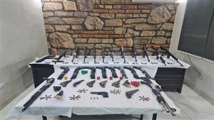 بينهم 11 بنادق آلية.. ضبط 23 متهمًا بحوزتهم 31 سلاح ناري ومخدرات أسيوط