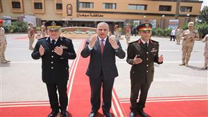 صور.. محافظ سوهاج يضع إكليل الزهور على النصب التذكاري