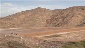 بالصور.. سيل متوسط الحدة يضرب طريق "دهب - نويبع"