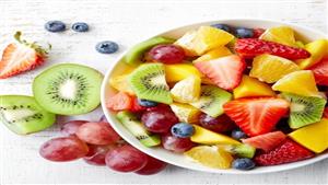 هل رش السكر على الفاكهة قبل تناولها صحي؟ طبيب يكشف 