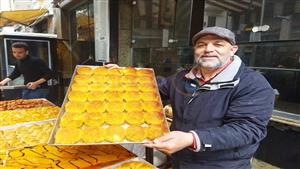 "أوزي وزنود الست".. أشهر بائع حلوى سوري ببورسعيد: المصريين شالونا على الراس - فيديو وصور 