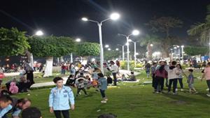 بعد الفطار ومغيب الشمس.. آلاف المنياوية يحتفلون بشم النسيم على الكورنيش (فيديو)