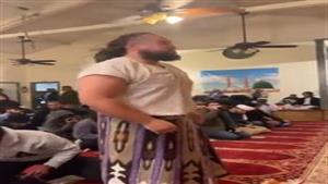 في رمضان.. إليك ما فعله هذا الرجل في المسجد لأول مرة