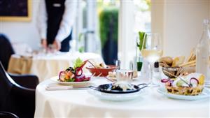 إماراتي يطالب مصنعا بتعويض.. لن تتوقع ما وجده في الطعام