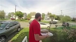 حاول الفرار من الشرطة فجاءه الرد سريعًا.. شاهد ما فعله عامل بيتزا لإيقاف مشتبه به