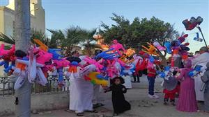العيد فرحة.. بائعو البالونات بجنوب سيناء ينشرون الفرحة بين الأطفال- صور