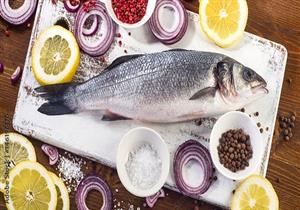 تناول الليمون والبصل- هل يقلل خطورة الفسيخ؟