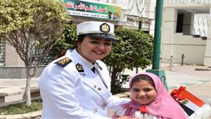  توزيع الهدايا.. رجال الشرطة يشاركون المواطنين الاحتفال بعيد الفطر