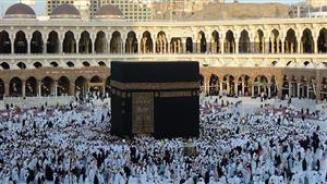 فيديو مؤثر- معتمرة مغربية تدعو بالدموع في ساحات الحرم المكي وتخونها الكلمات