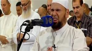 كفيف جاب العالم حاملًا كتاب الله.. فيديو لحظة صلاة جنازة الشيخ عبد الله كامل