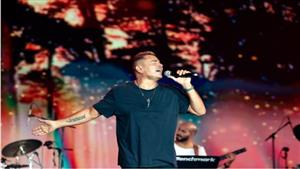 10 صور من حفل عمرو دياب في جدة