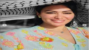 ميرهان حسين تستمتع بوقتها بـ "الشال الفلسطيني"  في العريش