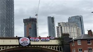 سر الدقيقة 18.. جماهير مانشستر يونايتد توصل رسالة لعائلة جليزر بطريقة جديدة