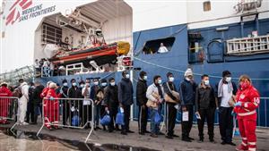 سفينة إنقاذ فرنسية ترسو في إيطاليا على متنها 92 مهاجرًا