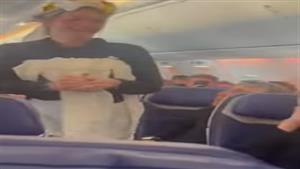 أغرب إطلالة لعروسة على متن طائرة.. "طرحة من ورق مناديل الحمام "