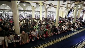 في "الوترية الأولى" من العشر الأواخر.. آلاف المصلين يؤدون التراويح بالأزهر