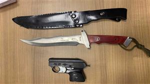 إحباط محاولة تهريب طبنجة وخنجر مع راكب قادم من عمان بالمطار