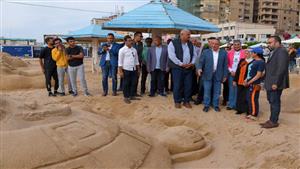 محافظ الإسكندرية يُكرم الفائزين في "النحت على الرمال" بشاطئ السرايا - صور