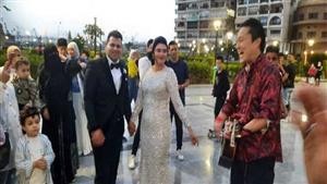 جاء على "عالم المحيط".. سائح ياباني يفاجئ عروسين مصريين في بورسعيد - صور