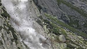بسبب انهيارات صخرية: إخلاء قرية كاملة في سويسرا من سكانها