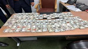 مصري يحاول تهريب 763 ألف جنيه إلى الإمارات.. ضبط راكب في مطار برج العرب بالإسكندرية - صور