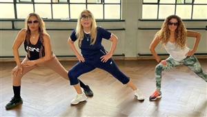 نادية الجندي تستعرض رشاقتها بإطلالة رياضية مع صديقاتها