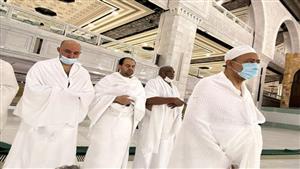 دون مراسم.. شيخ الأزهر يؤدي الصلاة في ساحة المسجد النبوي الشريف - صور