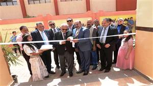 بالصور- وزير التعليم يفتتح مدرستين بأسوان