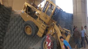  انزلاق لودر بجوار كوبري عرابي الجديد.. والحصيلة مصابان (صور)