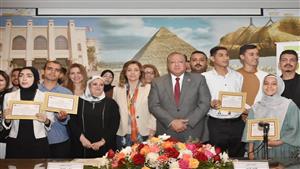  وزيرة الثقافة تسلم جوائز مسابقة "المواهب الأدبية للشباب" 