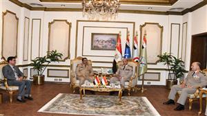 وزير الدفاع يبحث مع نظيره اليمني التعاون العسكري ونقل الخبرات