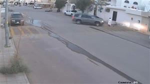 فيديو مرعب.. سيارة تدهس رجلا مرتين ؟