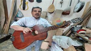 بأدواته الخاصة.. عم رأفت يبدع في صناعة 29 آلة موسيقية بسوهاج - فيديو وصور