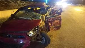 بينهم فتاة وشقيقها.. جثة و٤ مصابين في تصادم سيارتين بطريق الواحات