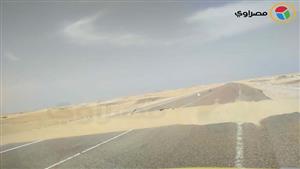بعد تحذيرات الأرصاد.. عواصف ترابية تغلق محور ديروط في الوادي الجديد - صور