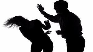 فيديو صادم.. مدير يصفع موظفة ويعنف زملاءها: "خدشتي الطاولة"