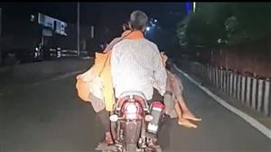   مقطع فيديو أثار جدلا واسعا.. أب يحمل جثة ابنته على دراجة نارية