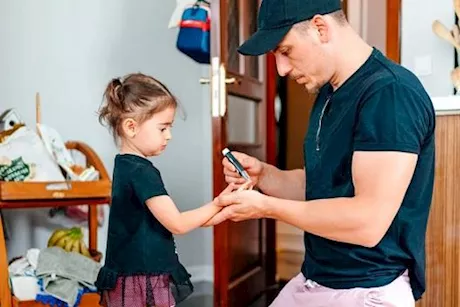 طبيب يوضح احتياجات الأطفال المصابين بالسكري النوع الأول داخل المدارس