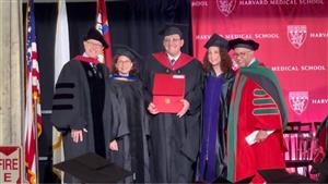 كلية الطب بجامعة هارڤارد تكرم الدكتور خالد مجاهد بعد حصوله على "الماچستير" مع مرتبة الشرف