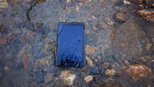 حدث بالفعل.. مسؤول يجفف خزان مياه ضخم للبحث عن هاتفه ويخسر منصبه